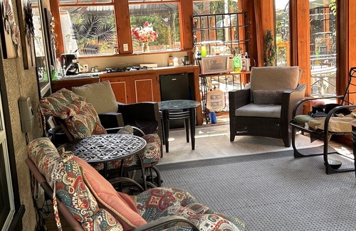 Brentwood Bay Apartment | Brentwoods L'il Lodge, 2Bed, 2Bath, outdoor kitchen, BBQ sleep4-6