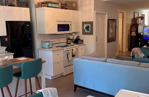 Brentwood Bay Apartment | Brentwoods L'il Lodge, 2Bed, 2Bath, outdoor kitchen, BBQ sleep4-6