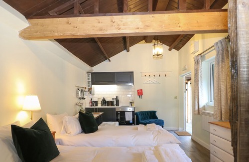 Aldermaston Wharf Apartment | BREW - NO. 3, pet friendly, with a garden in Goring-On-Thames