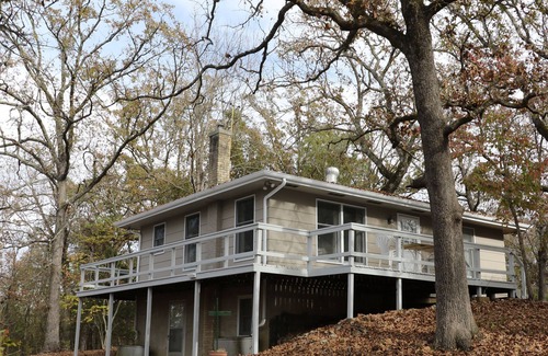Gamaliel Cabin | Briarwood Cabin, overlooking Lake Norfork near Mountain Home, Arkansas.