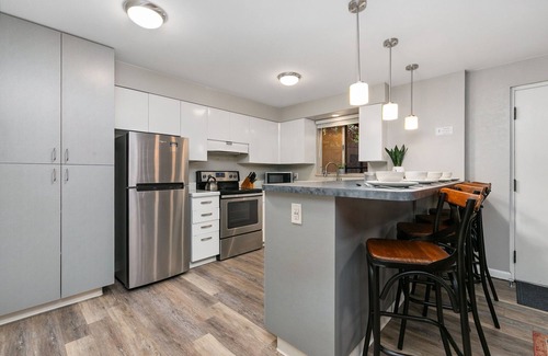 Old Town Condo | Brick Suite | Bright & Bold Retreat Near Old Town