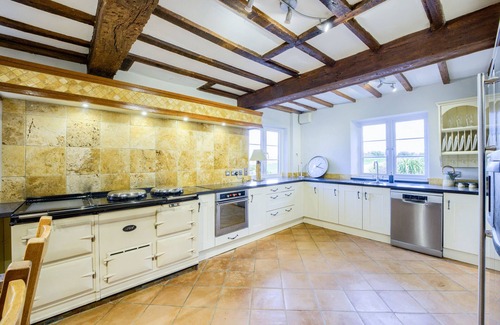 Broughton Hackett Cottage | BRICKBARNS FARM HOUSE, pet friendly, with hot tub in Peopleton