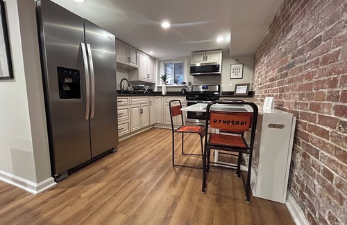 Near Northeast Apartment | Brickside on the Boundary: A Cozy Basement Suite