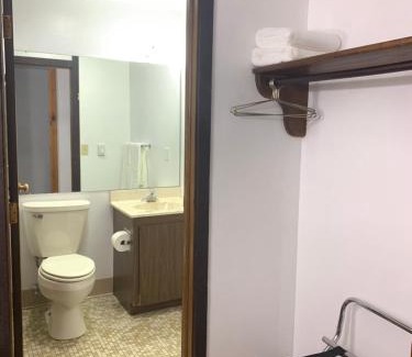 Tomahawk House | Bridge Inn Tomahawk -1st Floor, 2 Queen Size Bed, Walkout, River View