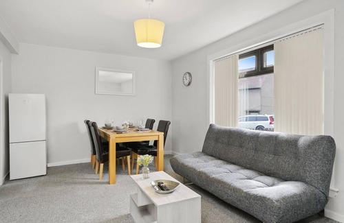 Falkirk House | Bridgecity 3 bed Roughland house Falkirk