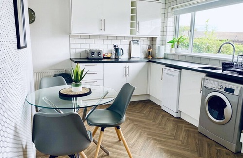 Rastrick House | Brighouse →3 mins | Pets Stay Free | 138 Mbps | Garden