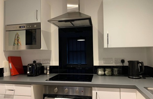 Preston Apartment | Bright 1 Bedroom Apartment, 5 minutes from City Centre.