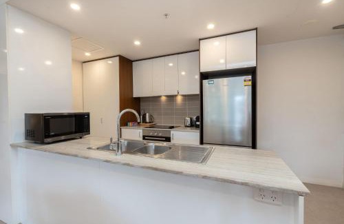 Lyneham Apartment | Bright 2-Bed Flat Near City Amenities