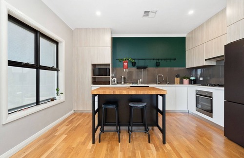 Woodville West House | Bright 2-Bed Townhouse with Balcony & Garage