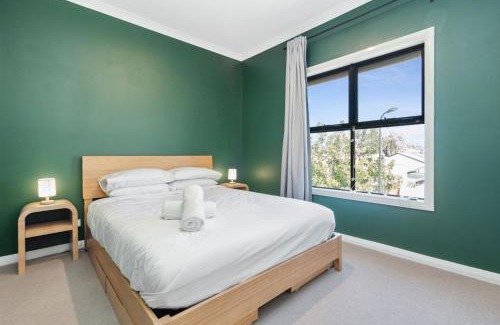 Woodville West House | Bright 2-Bed Townhouse with Balcony & Garage