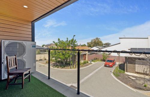 Woodville West House | Bright 2-Bed Townhouse with Balcony & Garage