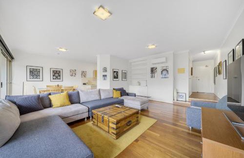 Manuka Apartment | Bright 2-Bed with Private Balcony by Telopea Park