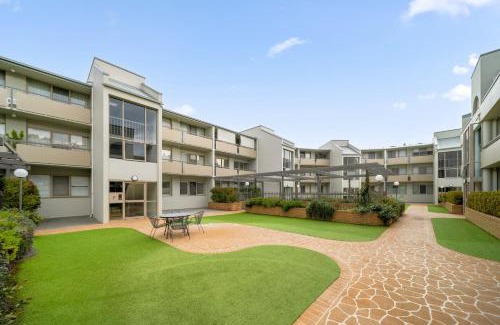 Manuka Apartment | Bright 2-Bed with Private Balcony by Telopea Park