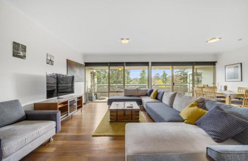 Manuka Apartment | Bright 2-Bed with Private Balcony by Telopea Park