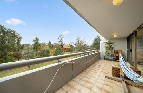 Manuka Apartment | Bright 2-Bed with Private Balcony by Telopea Park