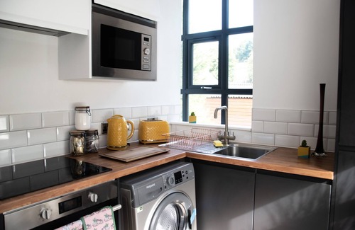 Cartworth Apartment | Bright 2-Bed with Scenic Views in Holmfirth