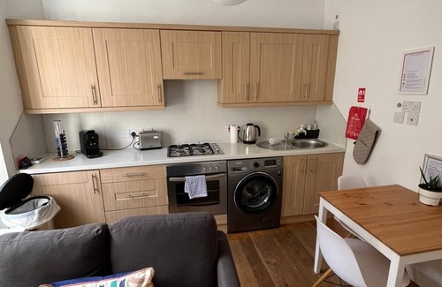 Newington Apartment | Bright 2 bedroom 1st floor flat near The Meadows