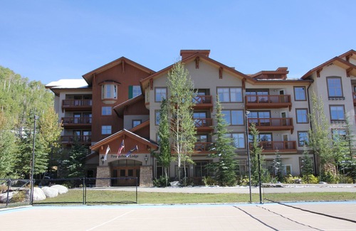 Salt Lake Mountain Resorts Condo | Bright 2 Bedroom Ski in/Ski Out 4th Floor Condo at Powderhorn Lodge