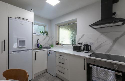 Crawley Apartment | Bright 2BD Maisonette Near Gatwick Airport