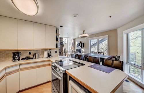 Deer Valley House | Bright 3 BR 3.5 Bath Townhouse Condo, Private Jacuzzi, Central AC