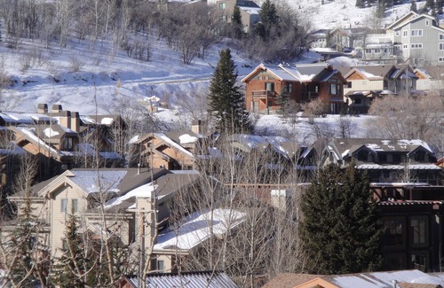 Deer Valley House | Bright 3 BR 3.5 Bath Townhouse Condo, Private Jacuzzi, Central AC
