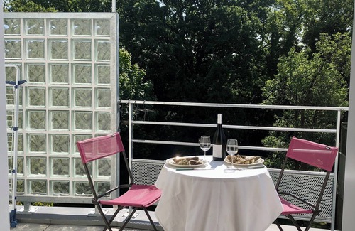 Bono Apartment | Bright 53m2 apartment in the trees in the heart of a village on the Gulf of Morbihan