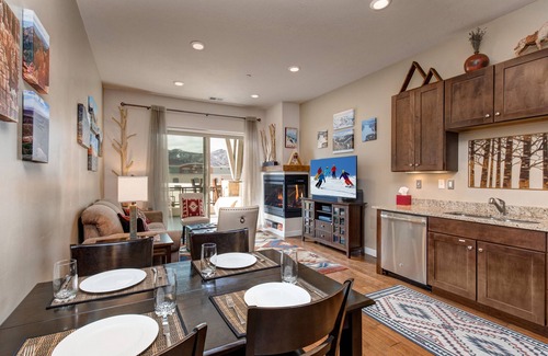 Kimball Junction Condo | Bright and Airy Mountain Townhome. Walk to Shops, Dining, Trails + Hot Tub