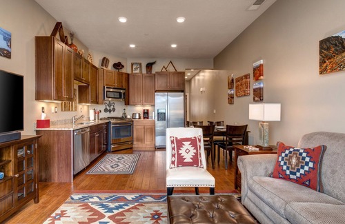 Kimball Junction Condo | Bright and Airy Mountain Townhome. Walk to Shops, Dining, Trails + Hot Tub