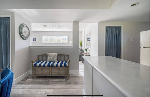 Sidney House | Bright and beautiful 2 bedroom minutes to ocean & shopping