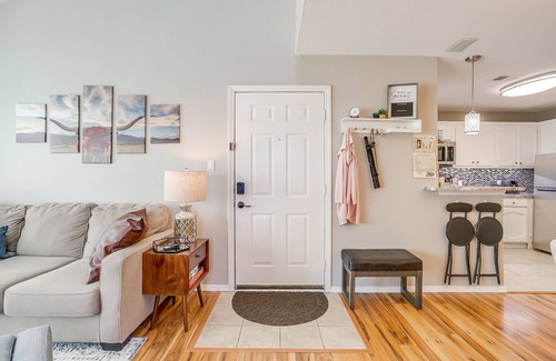 Fort Worth Condo | Bright and beautifully updated loft condo-GREAT Amenities-30 night min!