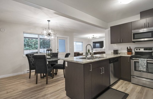 Campbell River House | Bright and Cozy suite, great for work stays or vacations heart of Campbell River