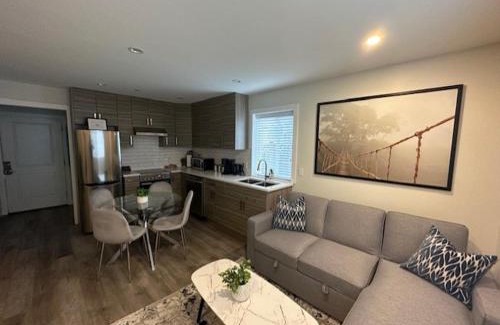 Sunset House | Bright and cozy modern home in Vancouver - central to YVR-Downtown - Free Private Parking