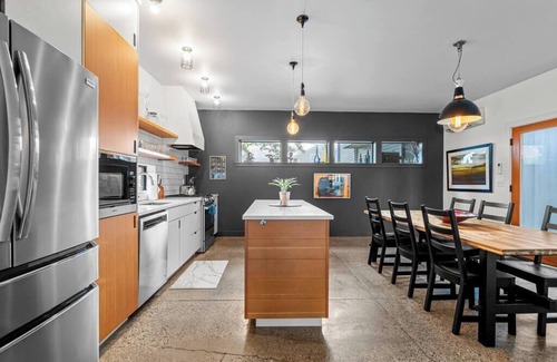 Vernon House | Bright and modern 2bd/2.5ba- close to Alberta st!