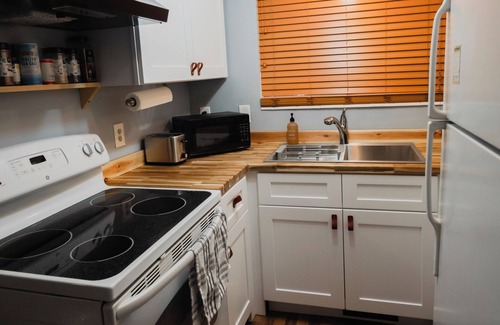 Murray Apartment | Bright and Peaceful Apt in Midvale - 10 min. to the Wasatch Front