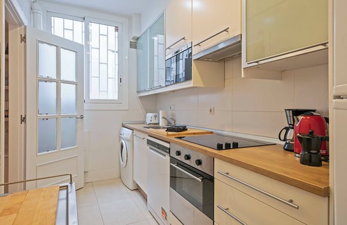 Les Tres Torres Apartment | Bright and spacious apartment with a large terrace in a residential area