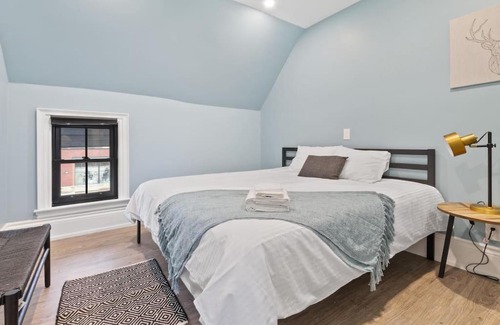 Collingwood House | Bright and Spacious Condo in Downtown Collingwood 97043