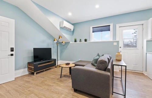 Collingwood House | Bright and Spacious Condo in Downtown Collingwood 97043