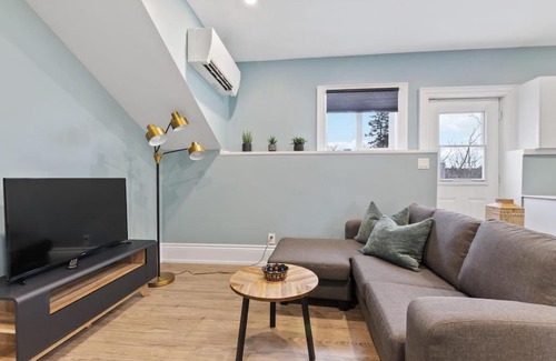 Collingwood House | Bright and Spacious Condo in Downtown Collingwood 97043