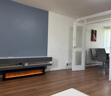 Sutton Apartment | Bright and spacious two bedroom flat