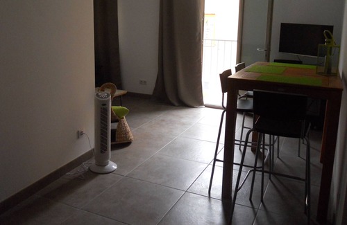 Coursan Apartment | Bright apartment Coeur de village