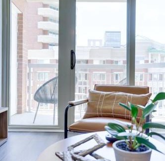 Ballston Apartment | Bright Apartment Walk to Ballston Metro