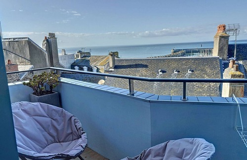 Granville Apartment | Bright apartment with elevator, balcony and free wifi in Granville