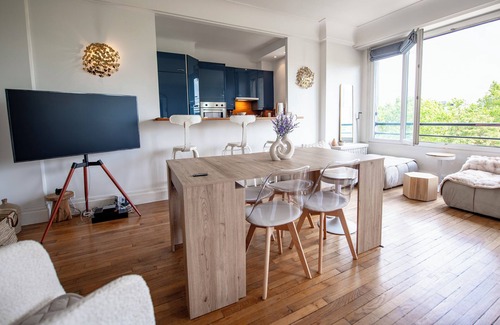 Montmartre Apartment | Bright apartment with stunning Eiffel Tower view