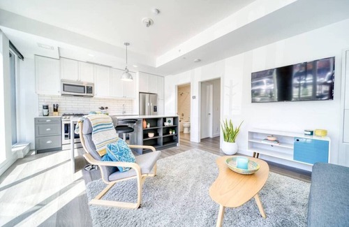 Sunnyside Condo | Bright & Beautiful Condo with Walkout Patio