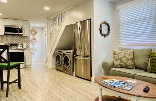 Clayton Condo | Bright Bespoke 1-BR Unit in the Cottages on James