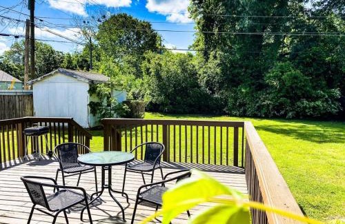 Huntsville House | Bright Bonita Bungalow-Yard-Deck-Medical District