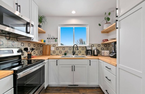 Timnath Apartment | Bright, colorful & cozy studio in oldtown Timnath. Walking distance to a brewery