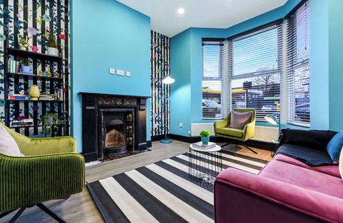Tottenham House | Bright & Colourful House - Best for a Large Groups