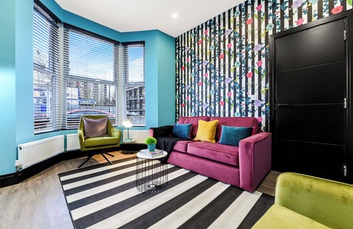 Tottenham House | Bright & Colourful House - Best for a Large Groups