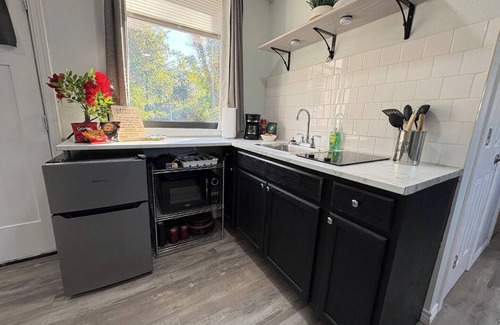 Turner Park Apartment | Bright & Comfortable Bungalow!